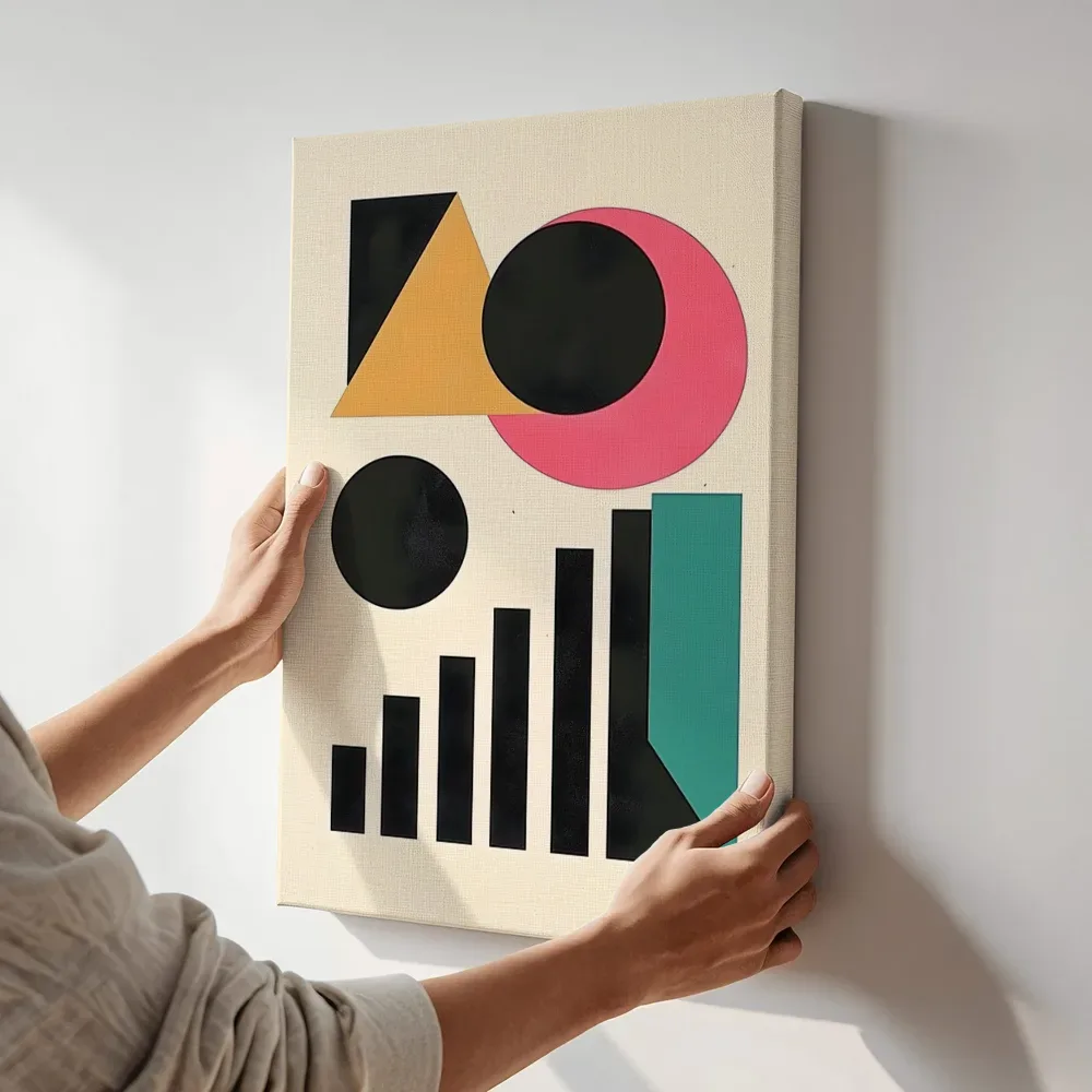 Sfeerimpressie: Bauhaus staven en cirkels in zwart en roze terwijl het aan de muur wordt gehangen