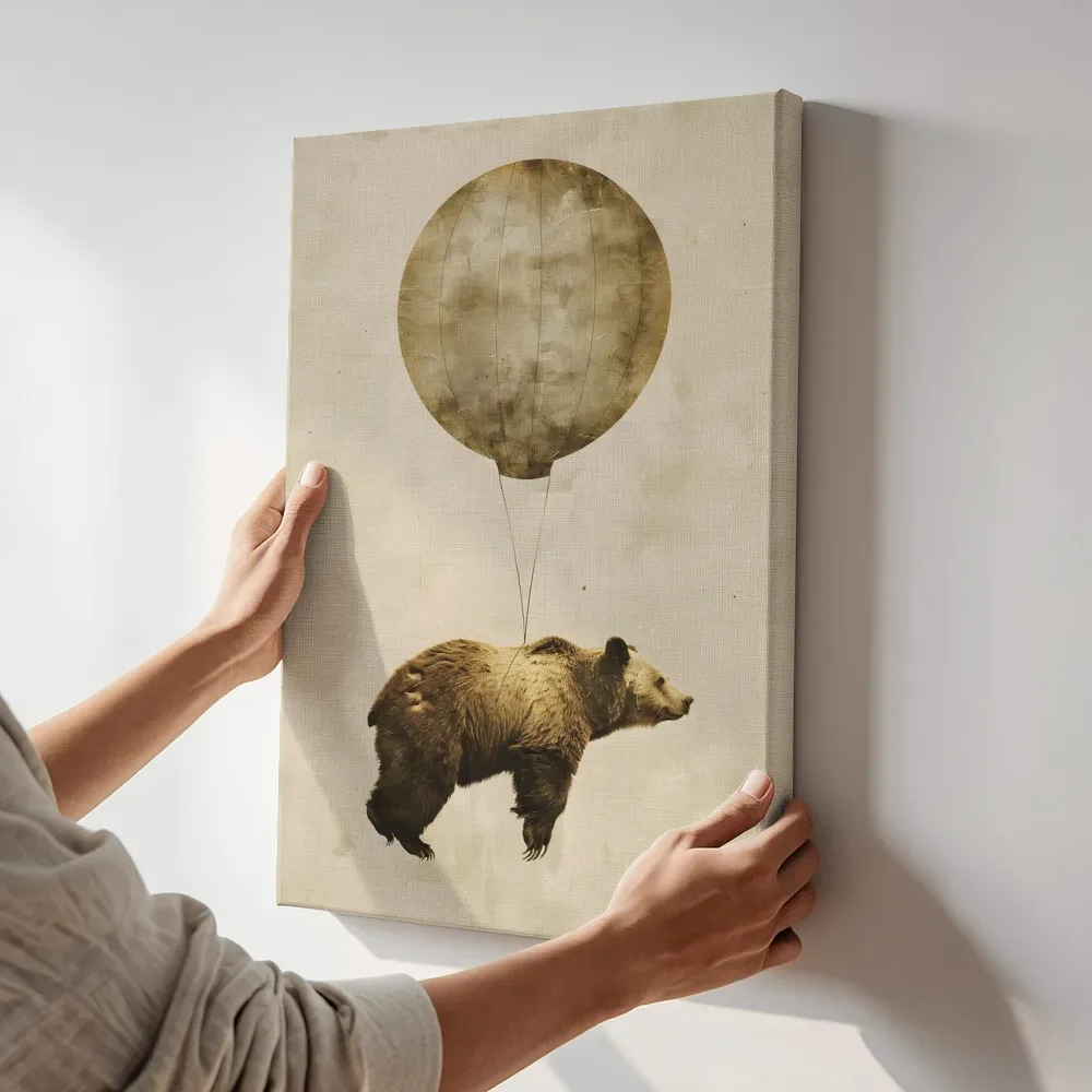 Sfeerimpressie: Beer aan een ballon terwijl het aan de muur wordt gehangen