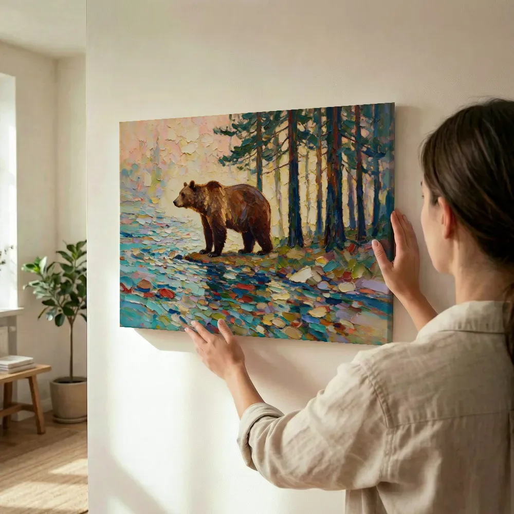 Sfeerimpressie: Beer in pose tussen de bomen terwijl het wordt opgehangen