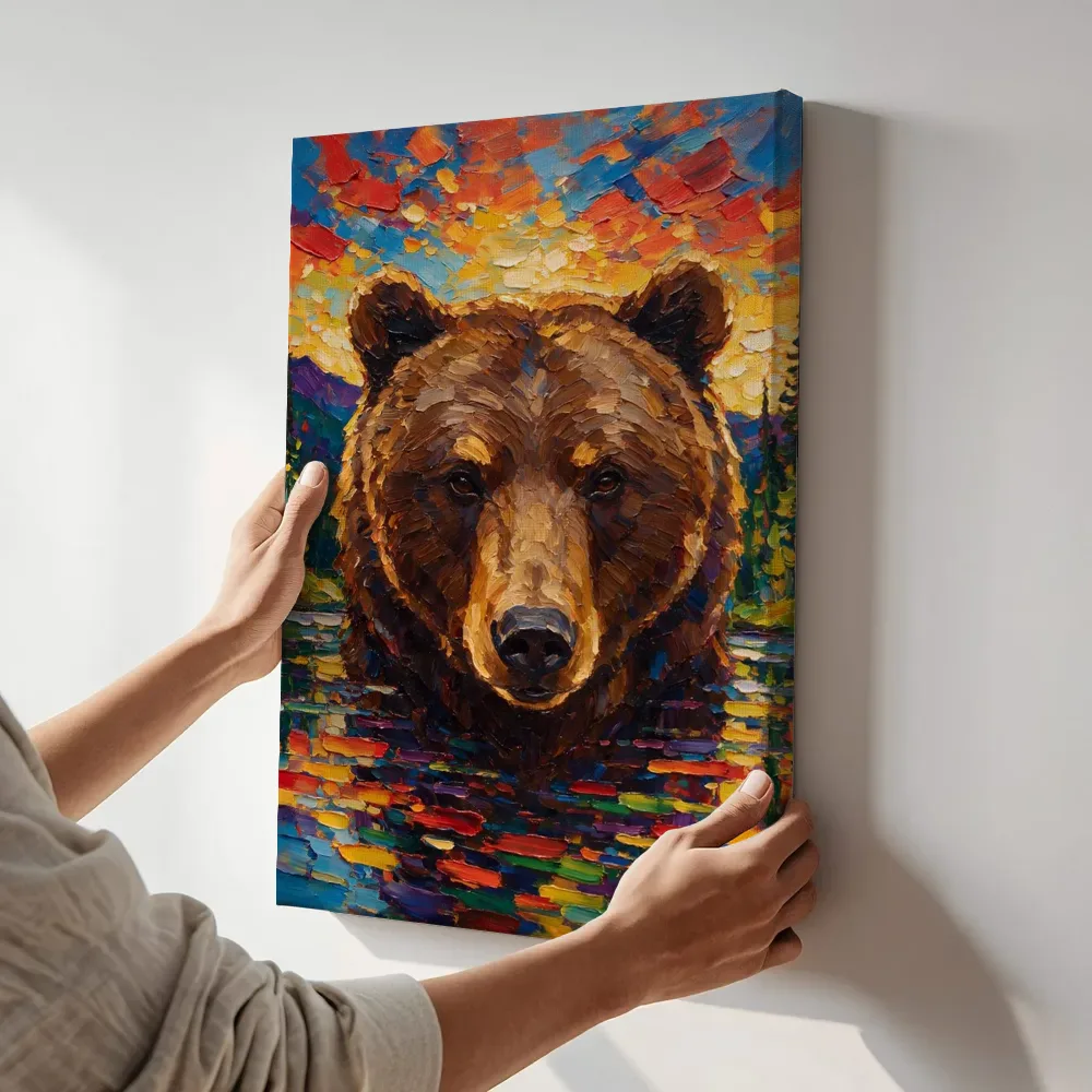 Sfeerimpressie: Beer portret aan het water in oranje terwijl het aan de muur wordt gehangen