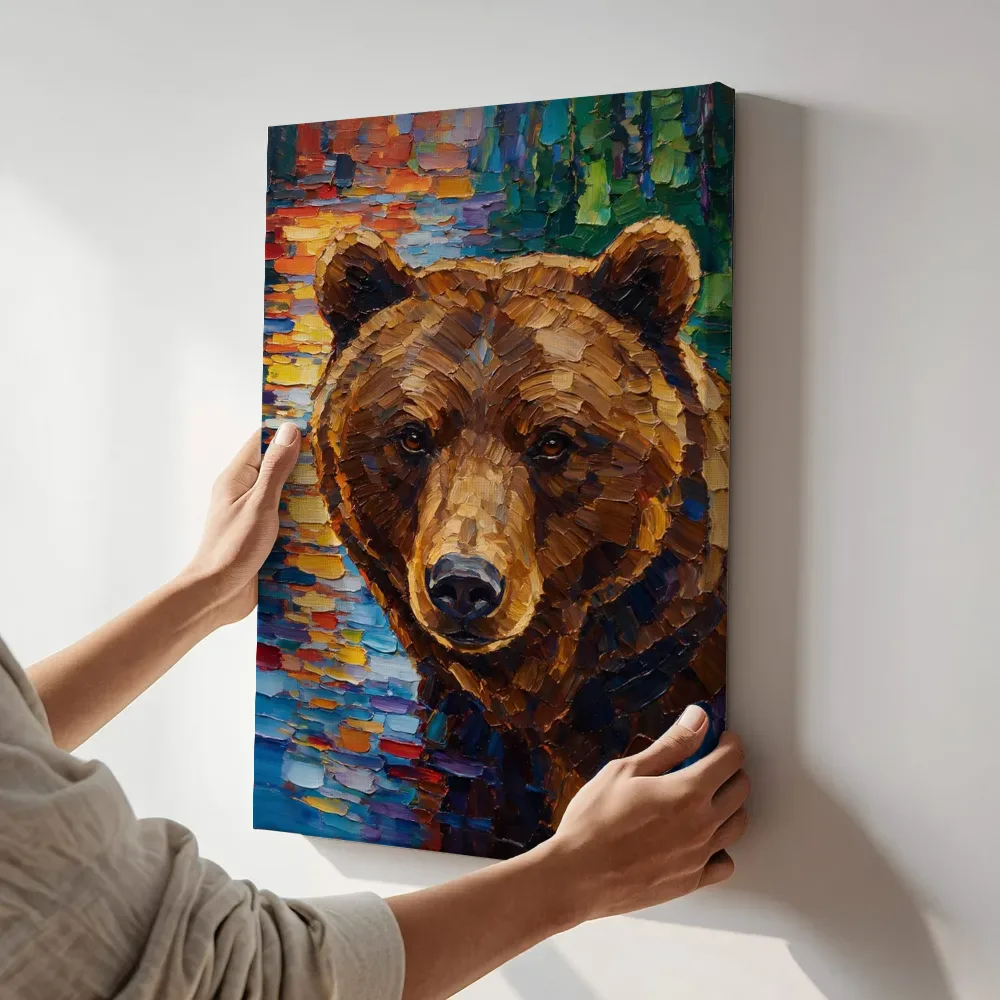 Sfeerimpressie: Beer portret aan het water in petrol terwijl het aan de muur wordt gehangen