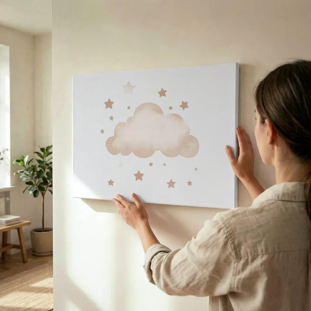 Sfeerimpressie: Beige wolk met sterren terwijl het wordt opgehangen
