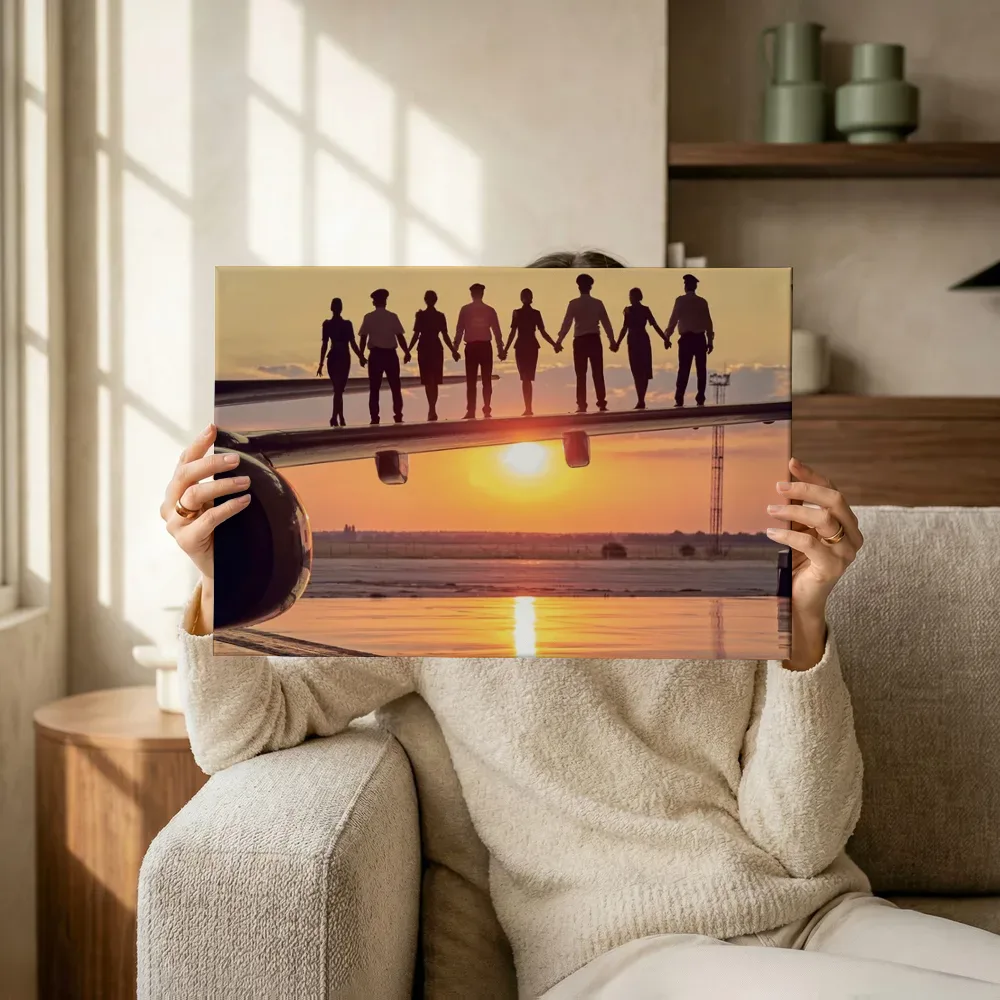 Sfeerimpressie: Bemanning in silhouet op de vleugel bij zonsondergang terwijl het omhoog wordt gehouden