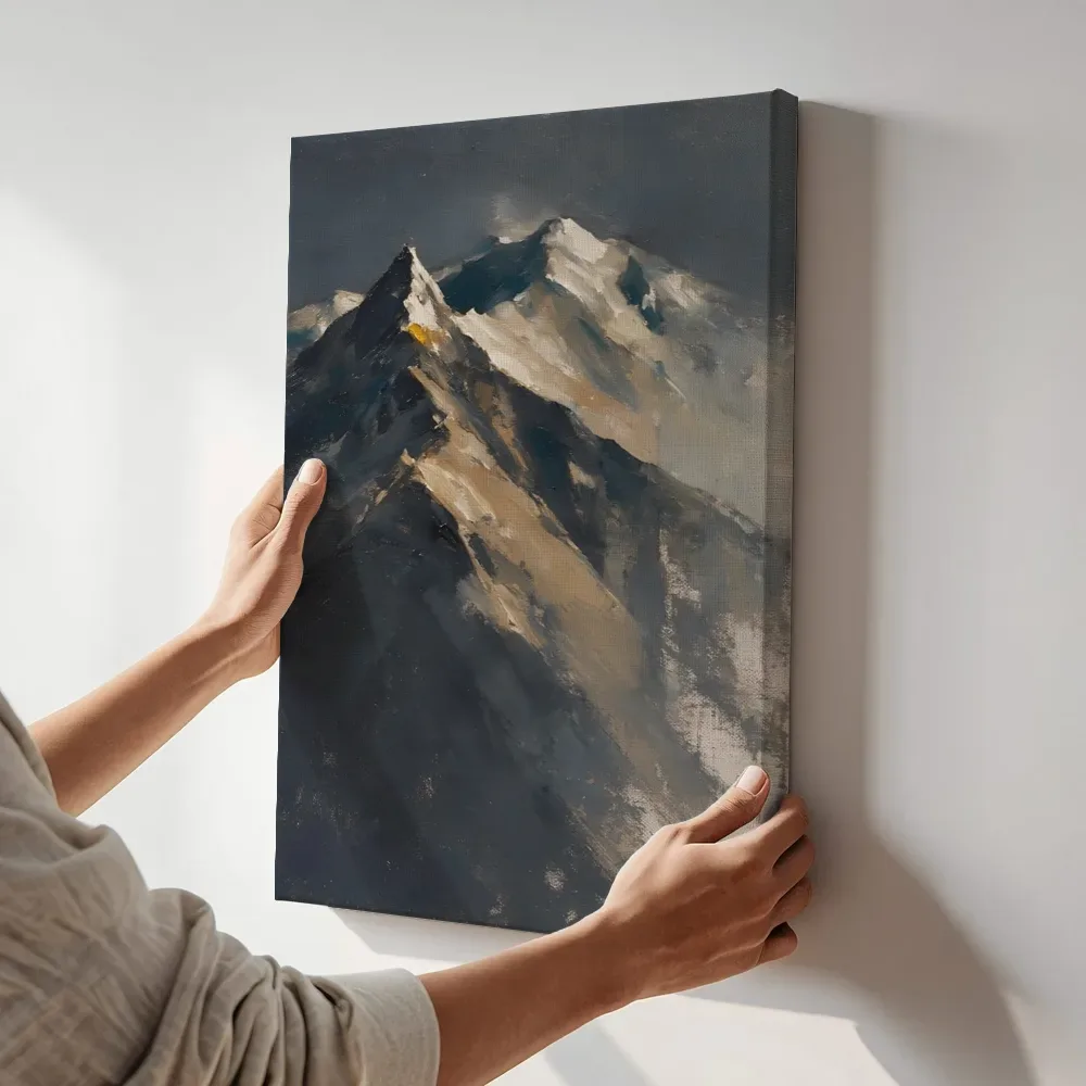 Sfeerimpressie: Bergen half opgelost in antraciet terwijl het aan de muur wordt gehangen