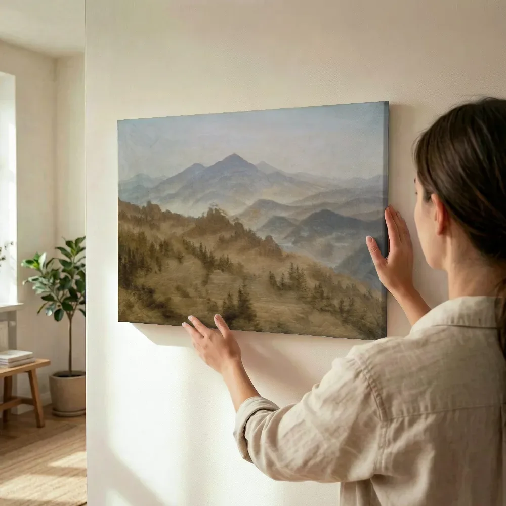 Sfeerimpressie: Bergen in optrekkende mist van Caspar David Friedrich terwijl het wordt opgehangen