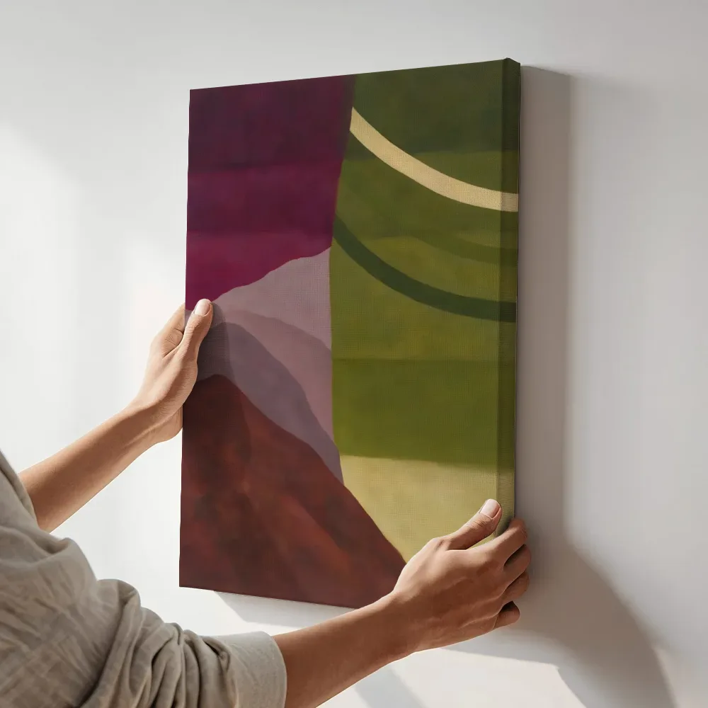 Sfeerimpressie: Bergketen in lagen in magenta en olijfgroen terwijl het aan de muur wordt gehangen
