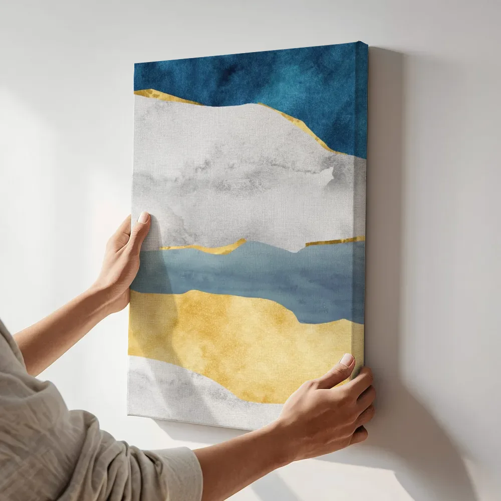 Sfeerimpressie: Berglandschap in marineblauw, wit en goud terwijl het aan de muur wordt gehangen