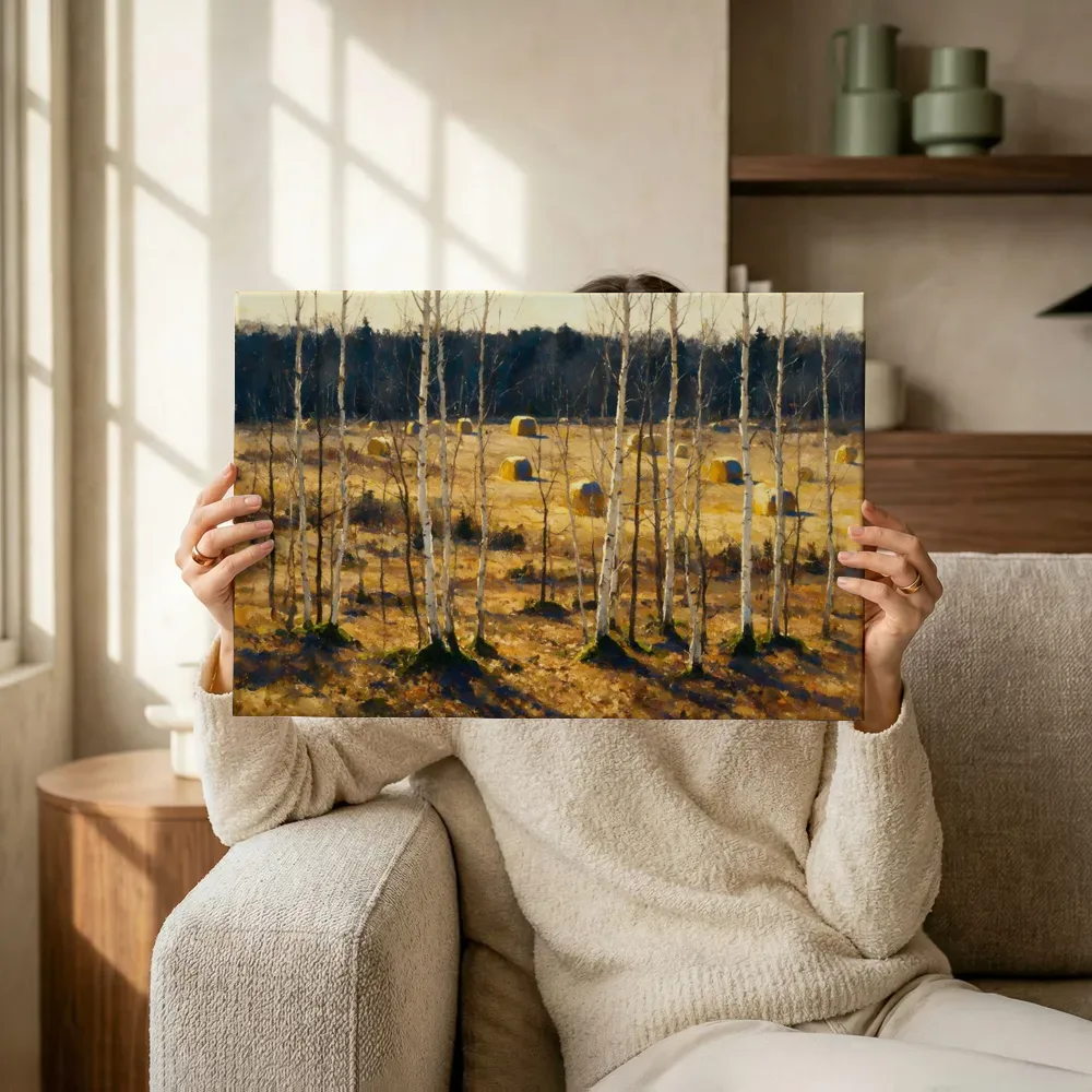 Sfeerimpressie: Berken tegen donker hout in late herfst terwijl het omhoog wordt gehouden