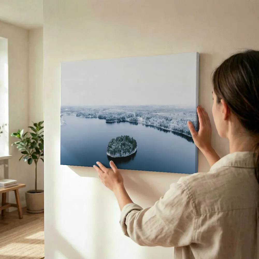 Sfeerimpressie: Besneeuwd eiland in een stil meer terwijl het wordt opgehangen