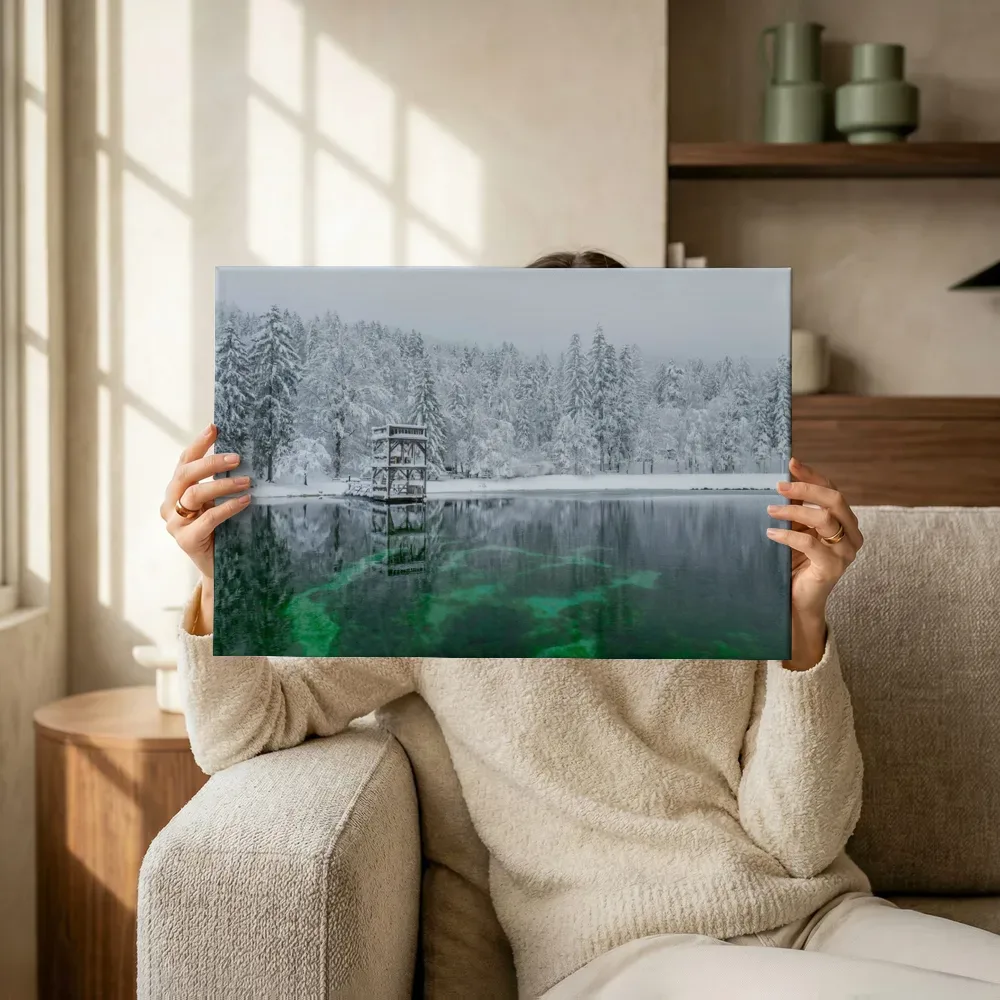 Sfeerimpressie: Besneeuwd meer met turkooizen water terwijl het omhoog wordt gehouden