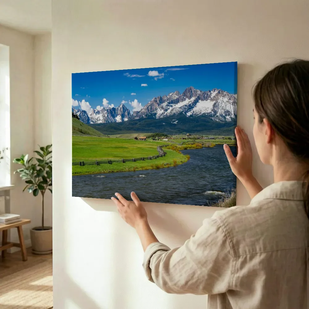 Sfeerimpressie: Besneeuwde bergketen boven de rivier terwijl het wordt opgehangen