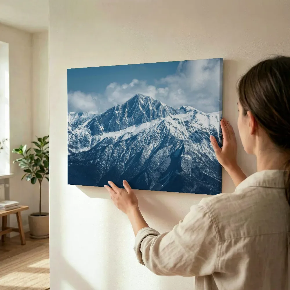 Sfeerimpressie: Besneeuwde bergketen terwijl het wordt opgehangen