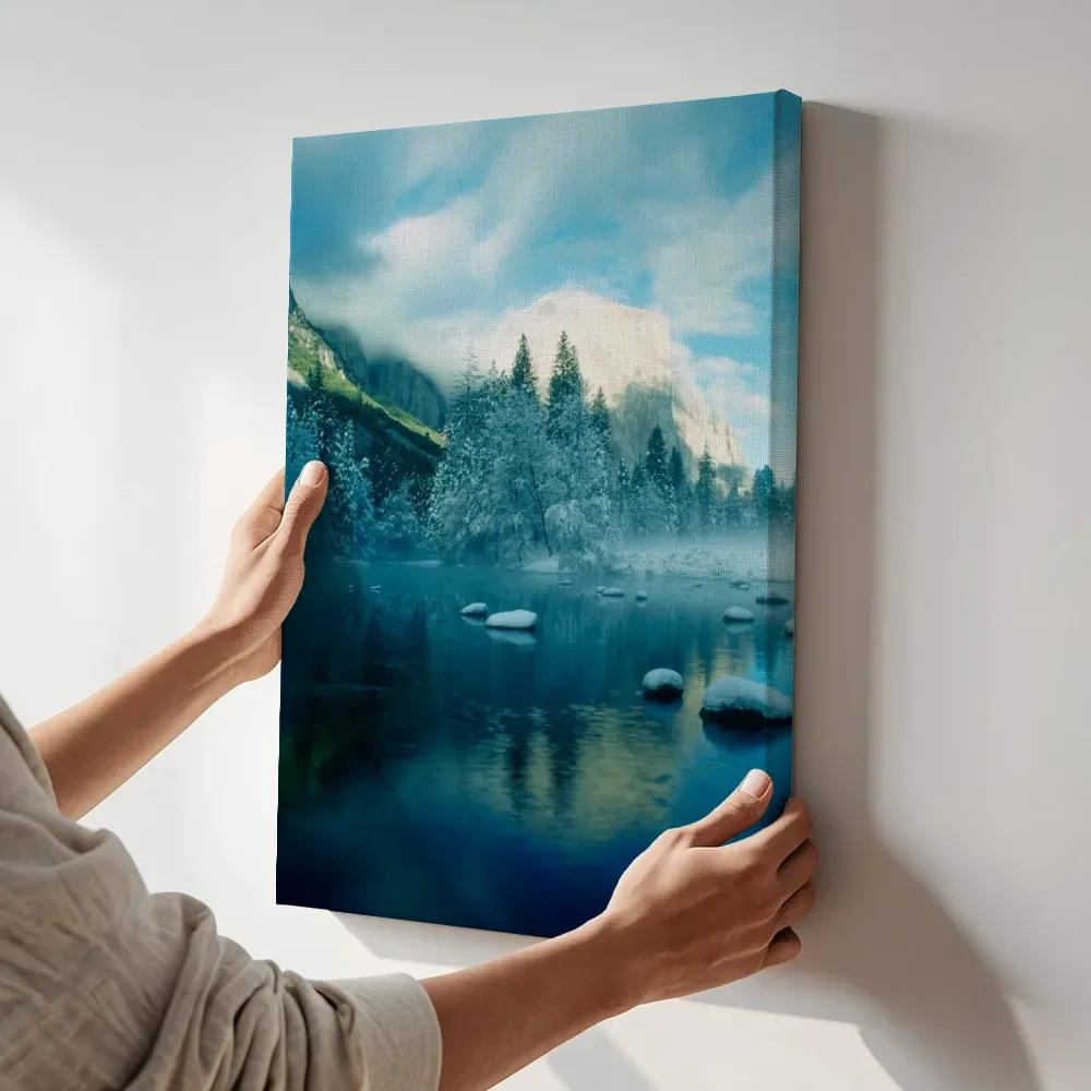 Sfeerimpressie: Besneeuwde bergtop met spiegelend meer terwijl het aan de muur wordt gehangen