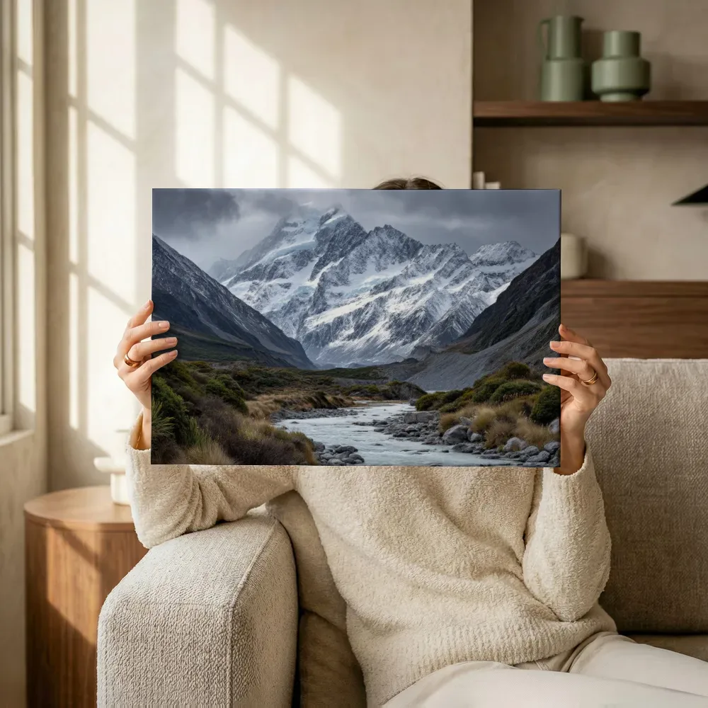 Sfeerimpressie: Besneeuwde bergtop met gletsjerrivier terwijl het omhoog wordt gehouden