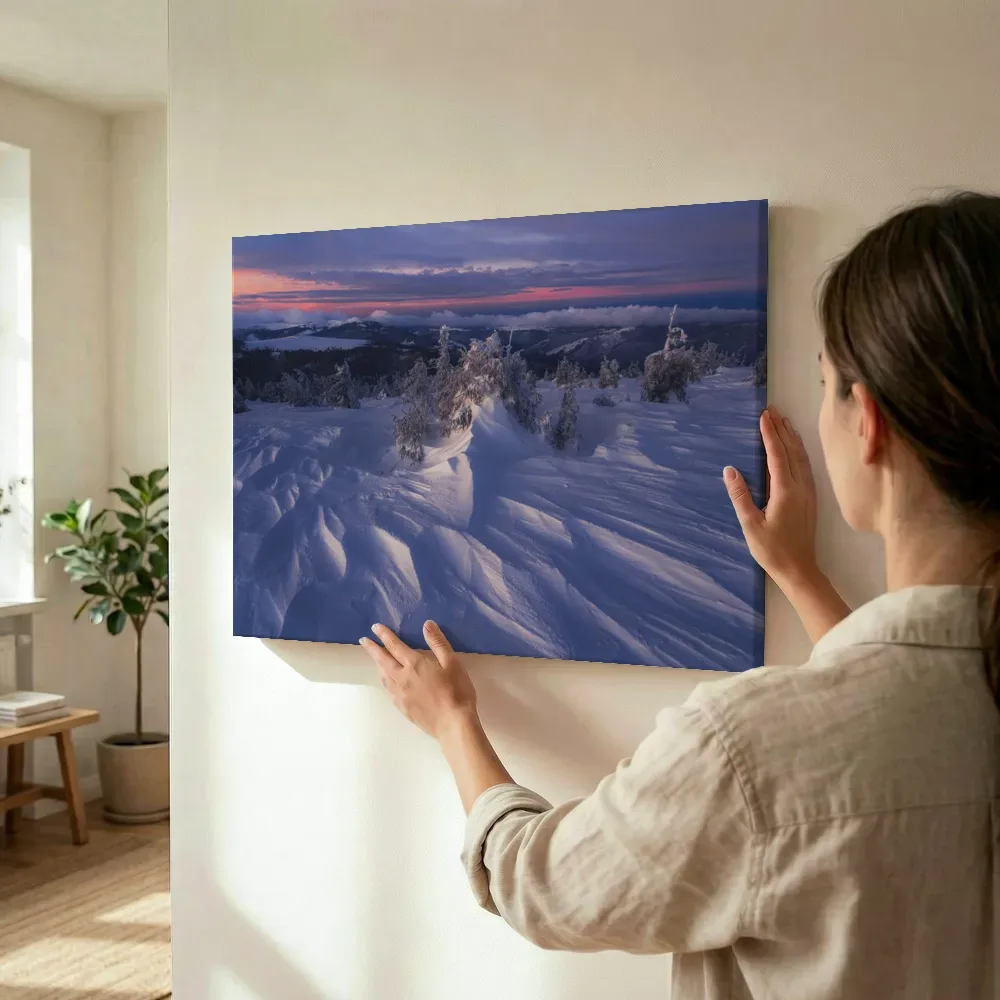 Sfeerimpressie: Besneeuwde bergtop bij zonsondergang terwijl het wordt opgehangen
