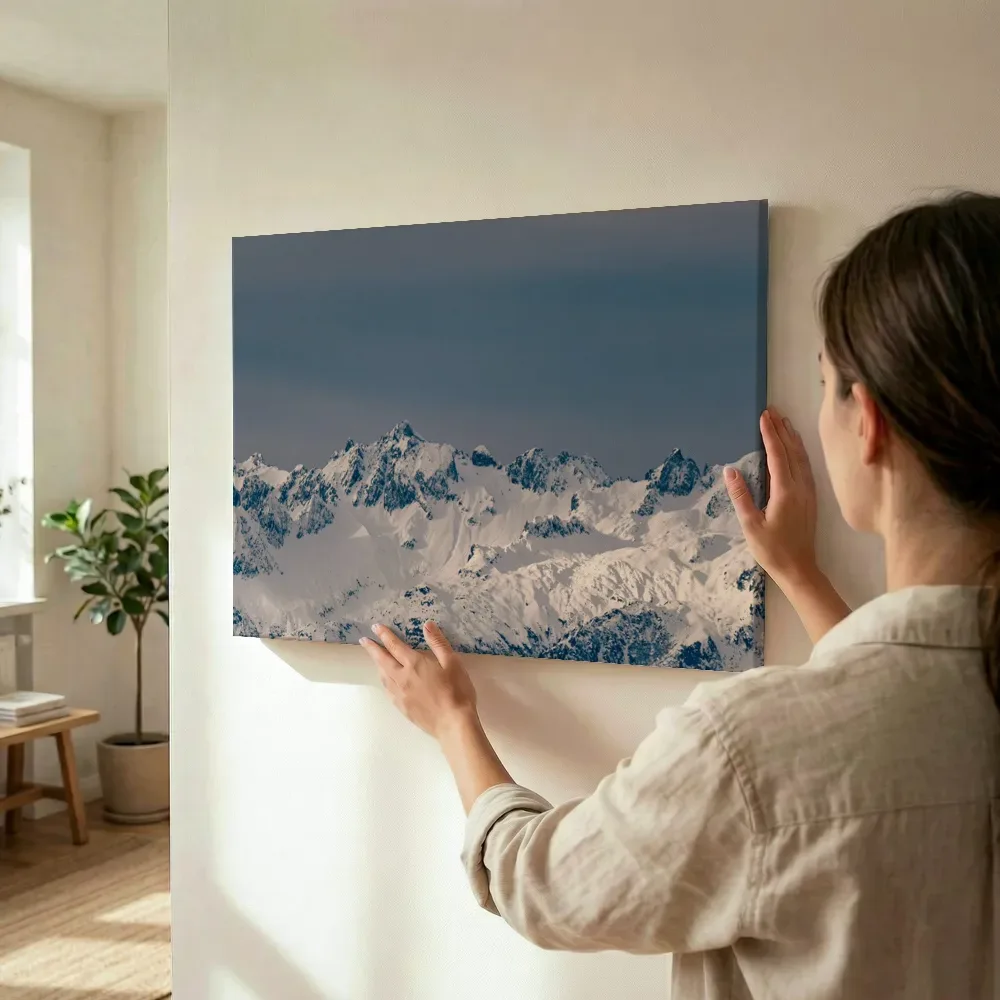 Sfeerimpressie: Besneeuwde bergtoppen in de verte terwijl het wordt opgehangen