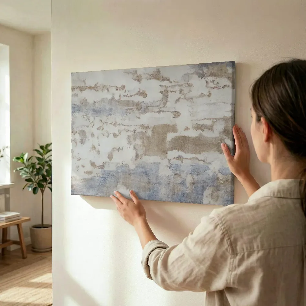 Sfeerimpressie: Betonlook textuur in beige en blauwgrijs terwijl het wordt opgehangen