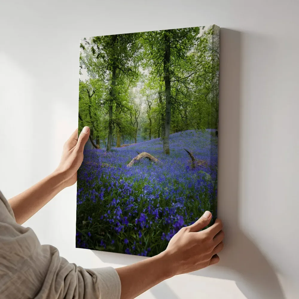 Sfeerimpressie: Betoverend bos vol boshyacinten terwijl het aan de muur wordt gehangen