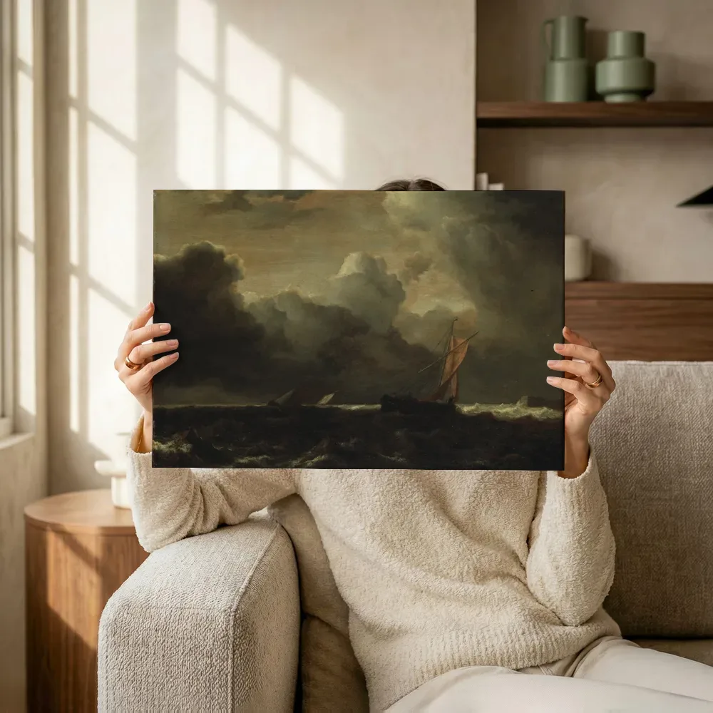 Sfeerimpressie: Bewogen zee met zeilboten van Jacob van Ruisdael terwijl het omhoog wordt gehouden