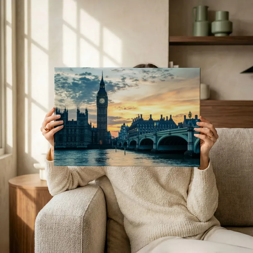 Sfeerimpressie: Big Ben en Westminster Bridge bij zonsondergang terwijl het omhoog wordt gehouden