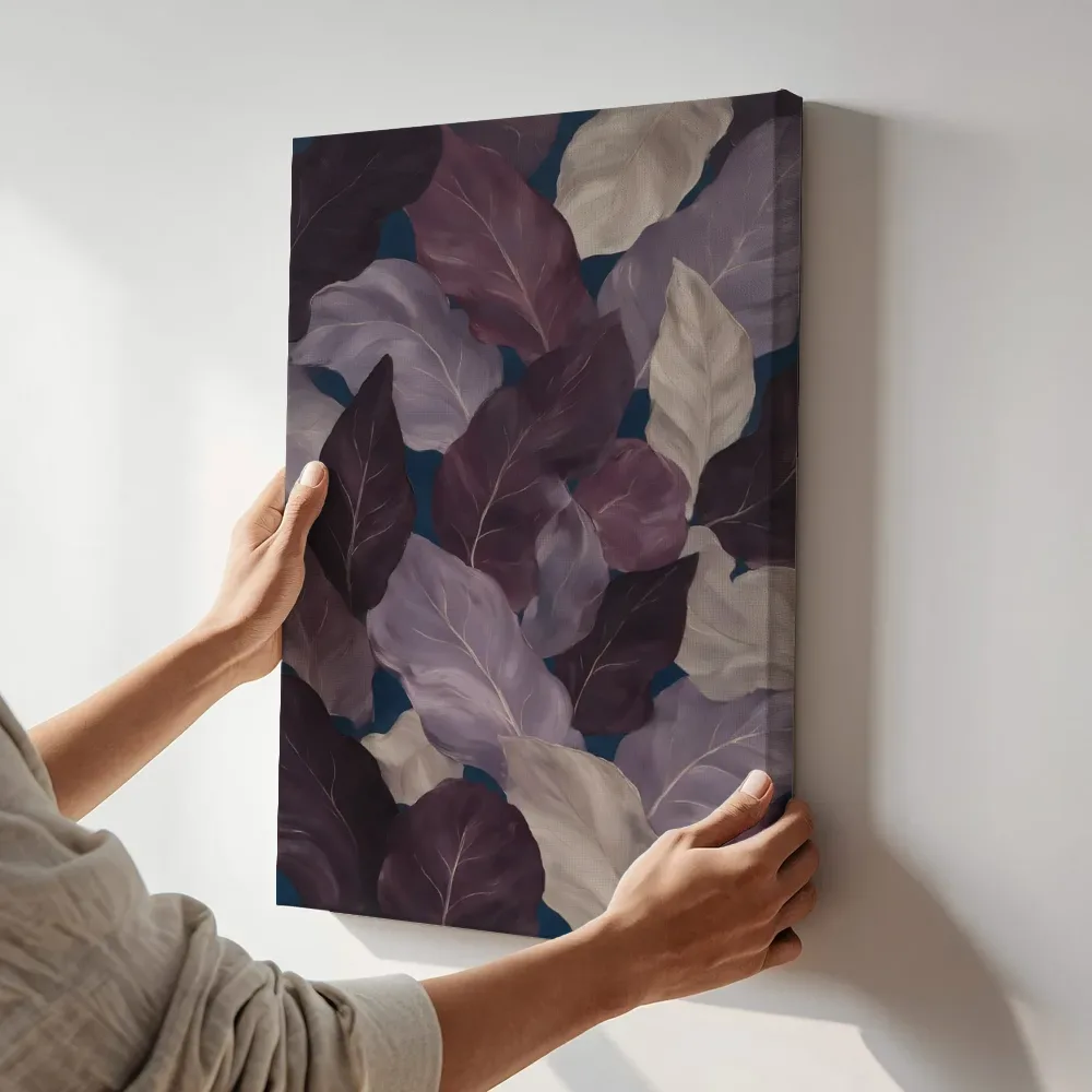 Sfeerimpressie: Bladpatroon Textured Minimalism in aubergine 2 terwijl het aan de muur wordt gehangen