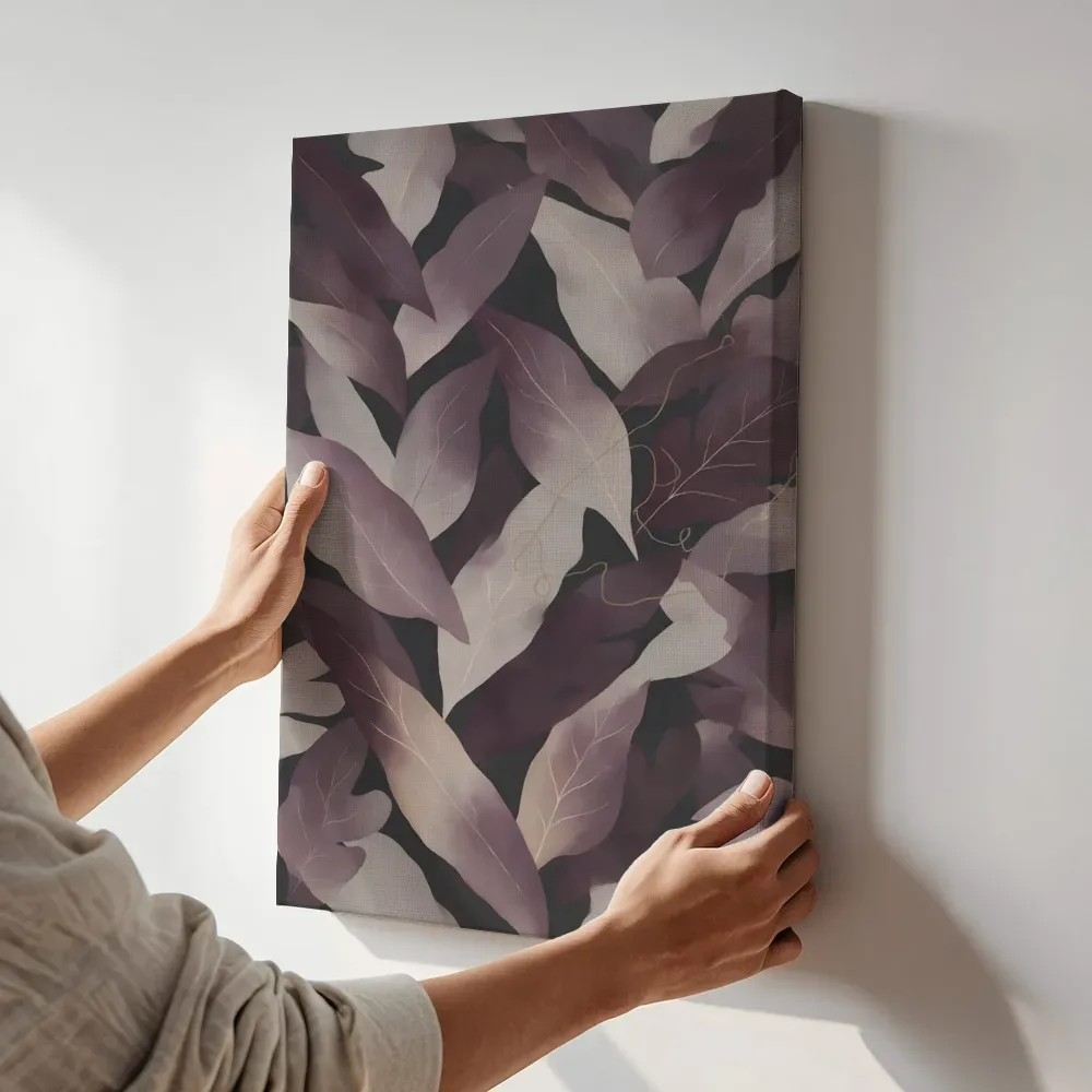 Sfeerimpressie: Bladpatroon Textured Minimalism in aubergine 3 terwijl het aan de muur wordt gehangen