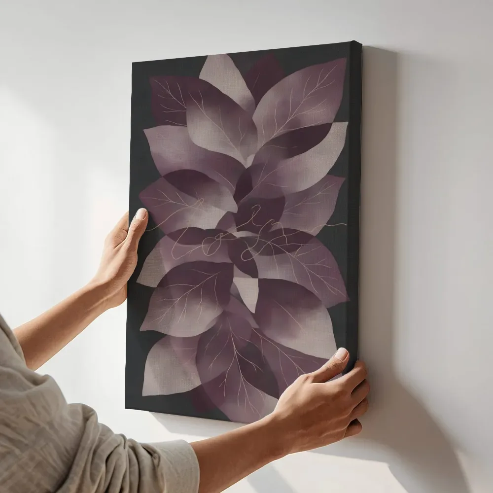Sfeerimpressie: Bladpatroon Textured Minimalism in aubergine 4 terwijl het aan de muur wordt gehangen