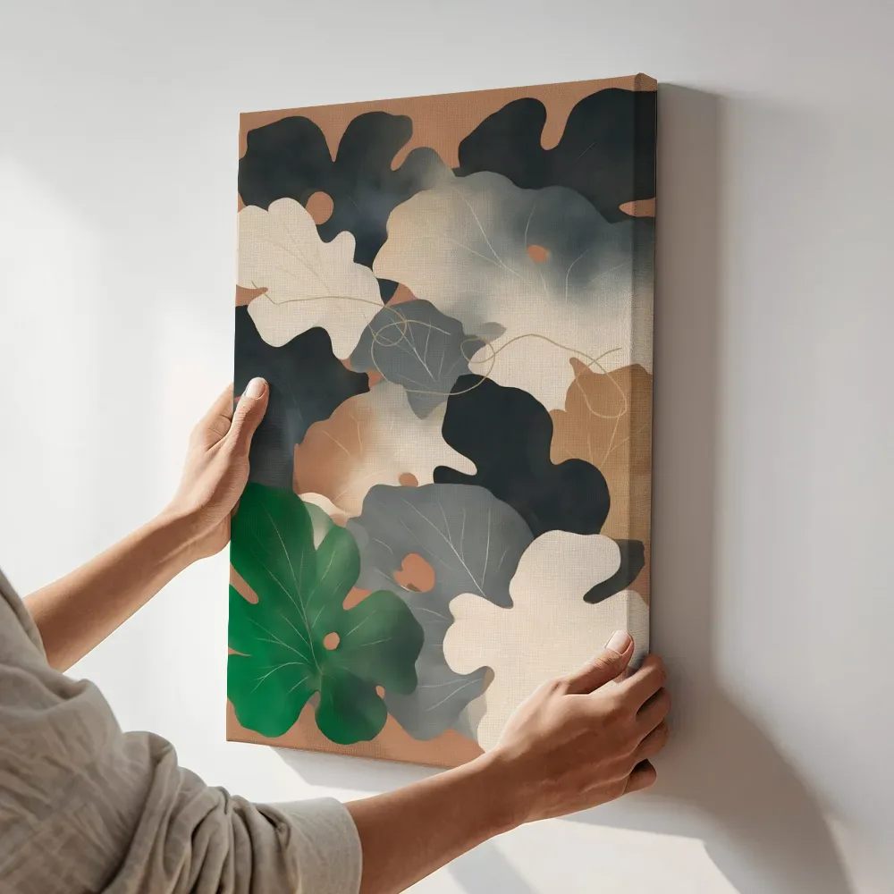 Sfeerimpressie: Bladpatroon Textured Minimalism in houtskoolgrijs terwijl het aan de muur wordt gehangen