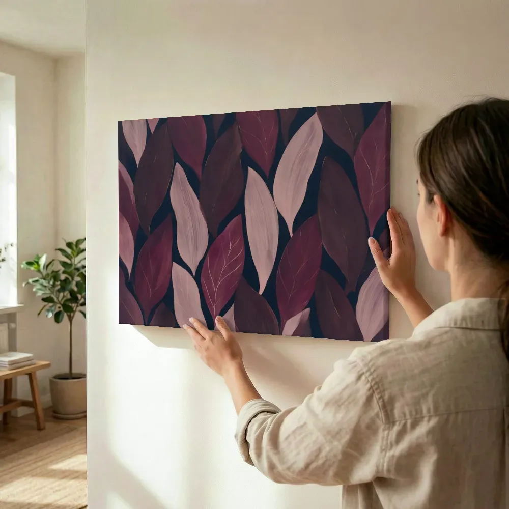 Sfeerimpressie: Bladpatroon Textured Minimalism in magenta terwijl het wordt opgehangen