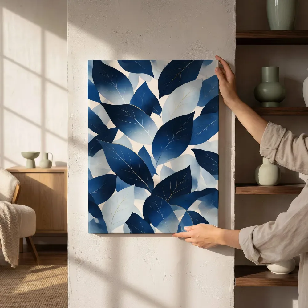 Sfeerimpressie: Bladpatroon Textured Minimalism in middernachtindigo naast de kast