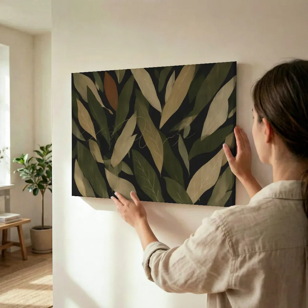 Sfeerimpressie: Bladpatroon Textured Minimalism in olijfgroen 3 terwijl het wordt opgehangen