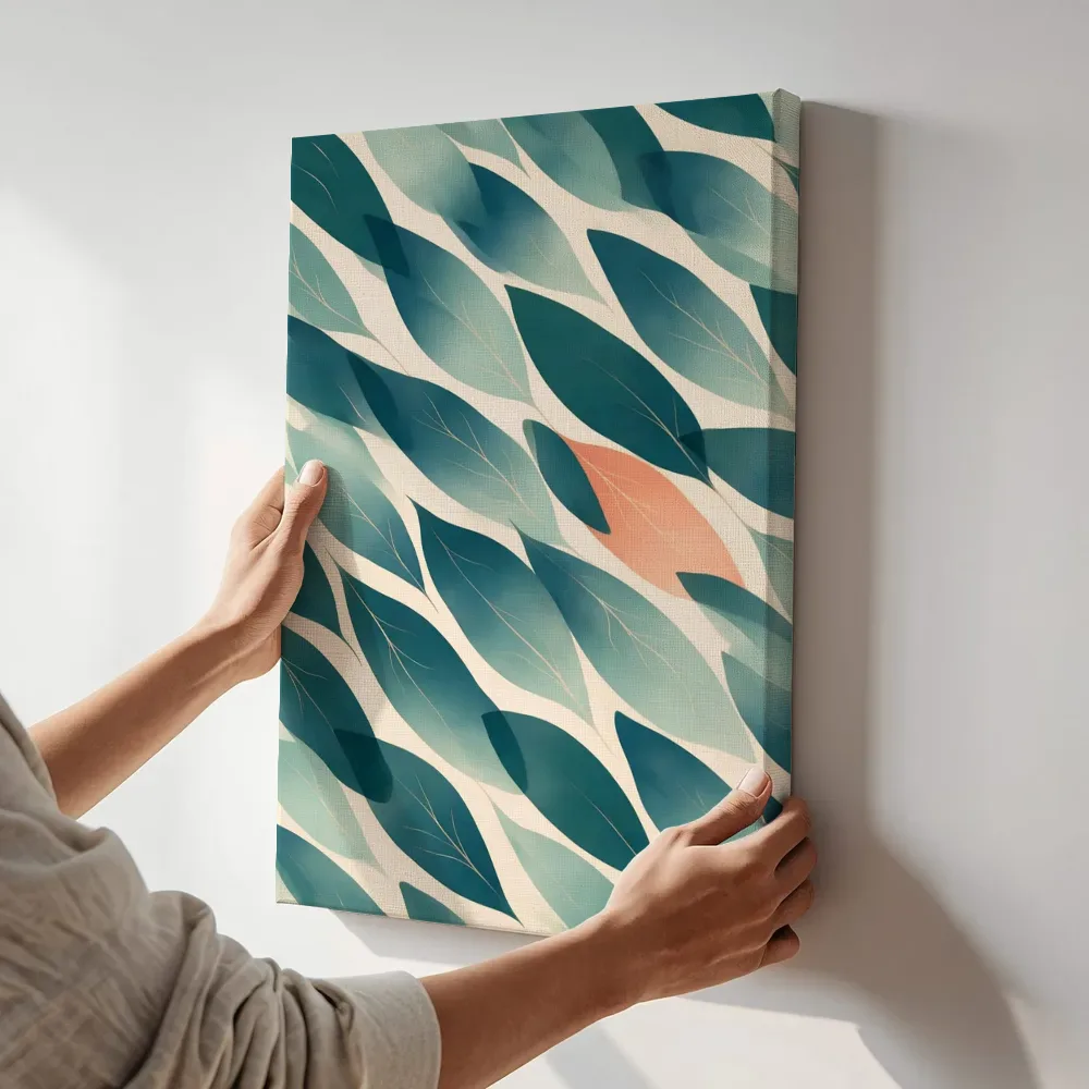 Sfeerimpressie: Bladpatroon Textured Minimalism in petrolblauw 2 terwijl het aan de muur wordt gehangen