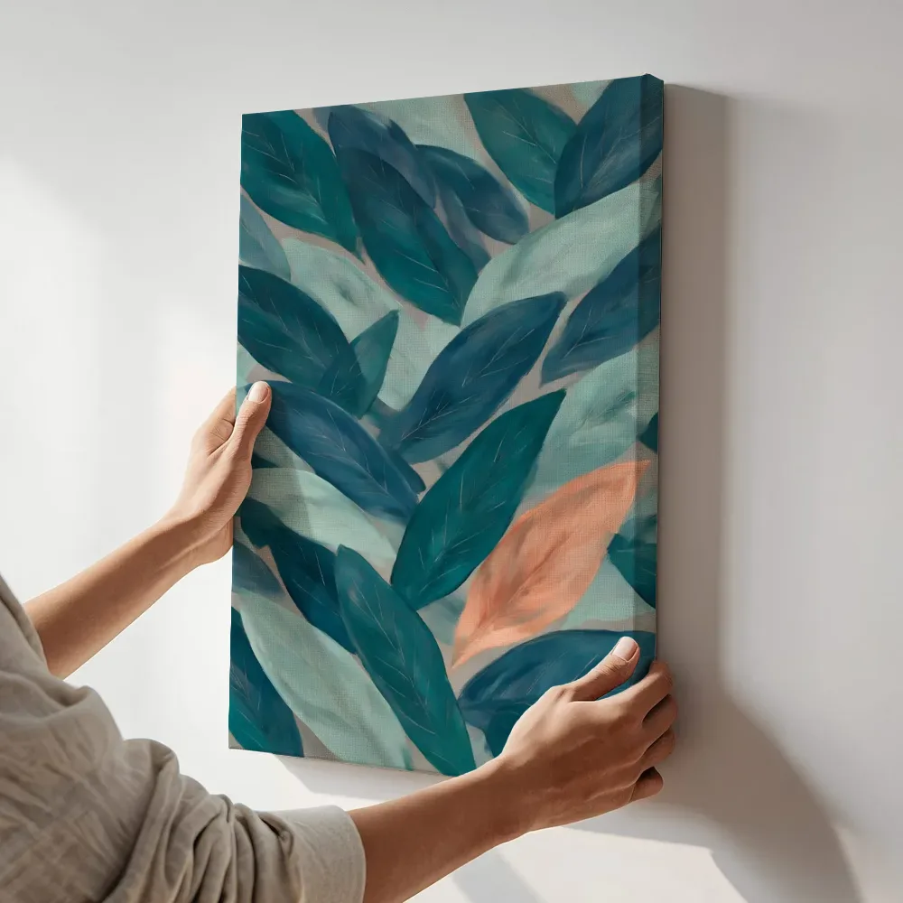 Sfeerimpressie: Bladpatroon Textured Minimalism in petrolblauw 3 terwijl het aan de muur wordt gehangen