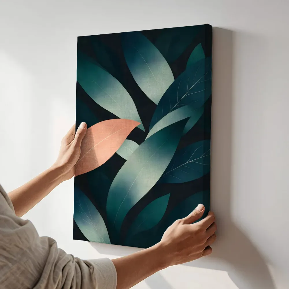 Sfeerimpressie: Bladpatroon Textured Minimalism in petrolblauw terwijl het aan de muur wordt gehangen