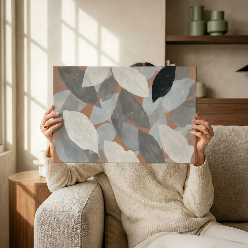 Sfeerimpressie: Bladpatroon Textured Minimalism in steengrijs terwijl het omhoog wordt gehouden