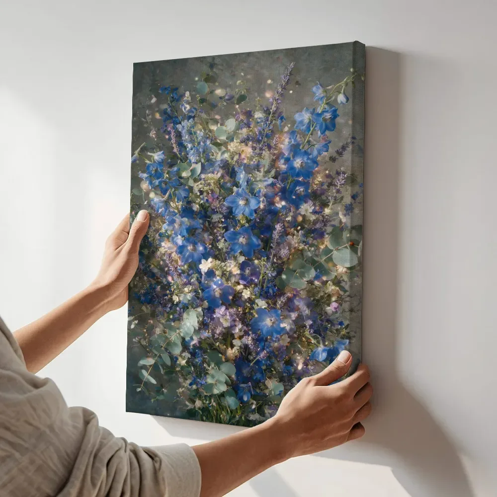 Sfeerimpressie: Blauw boeket in blauwe tinten terwijl het aan de muur wordt gehangen