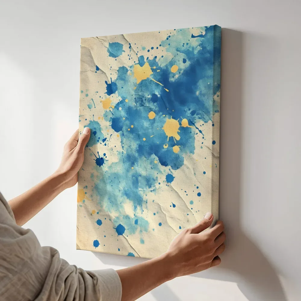 Sfeerimpressie: Blauw geel verfspatten terwijl het aan de muur wordt gehangen