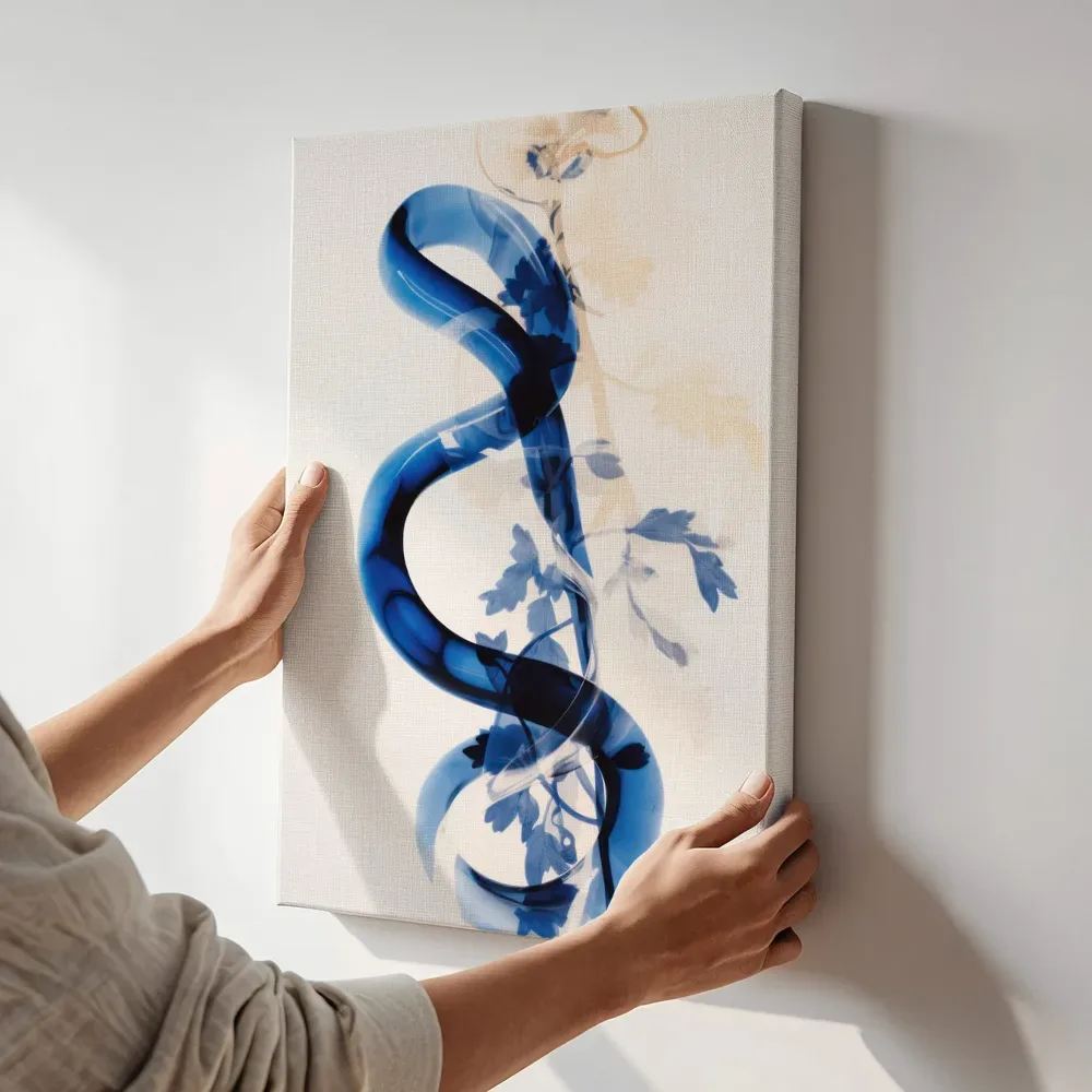 Sfeerimpressie: Blauw lint met bloemmotief terwijl het aan de muur wordt gehangen