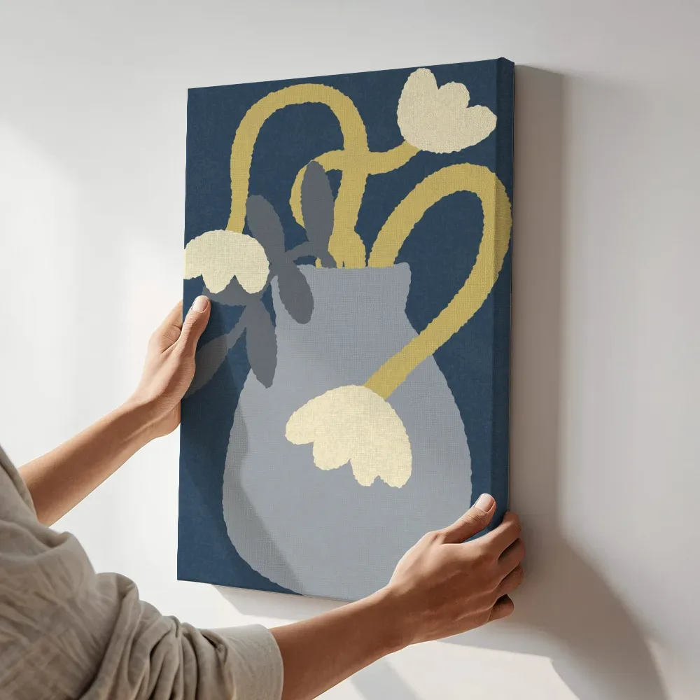 Sfeerimpressie: Blauw stilleven met bloemen in kan terwijl het aan de muur wordt gehangen