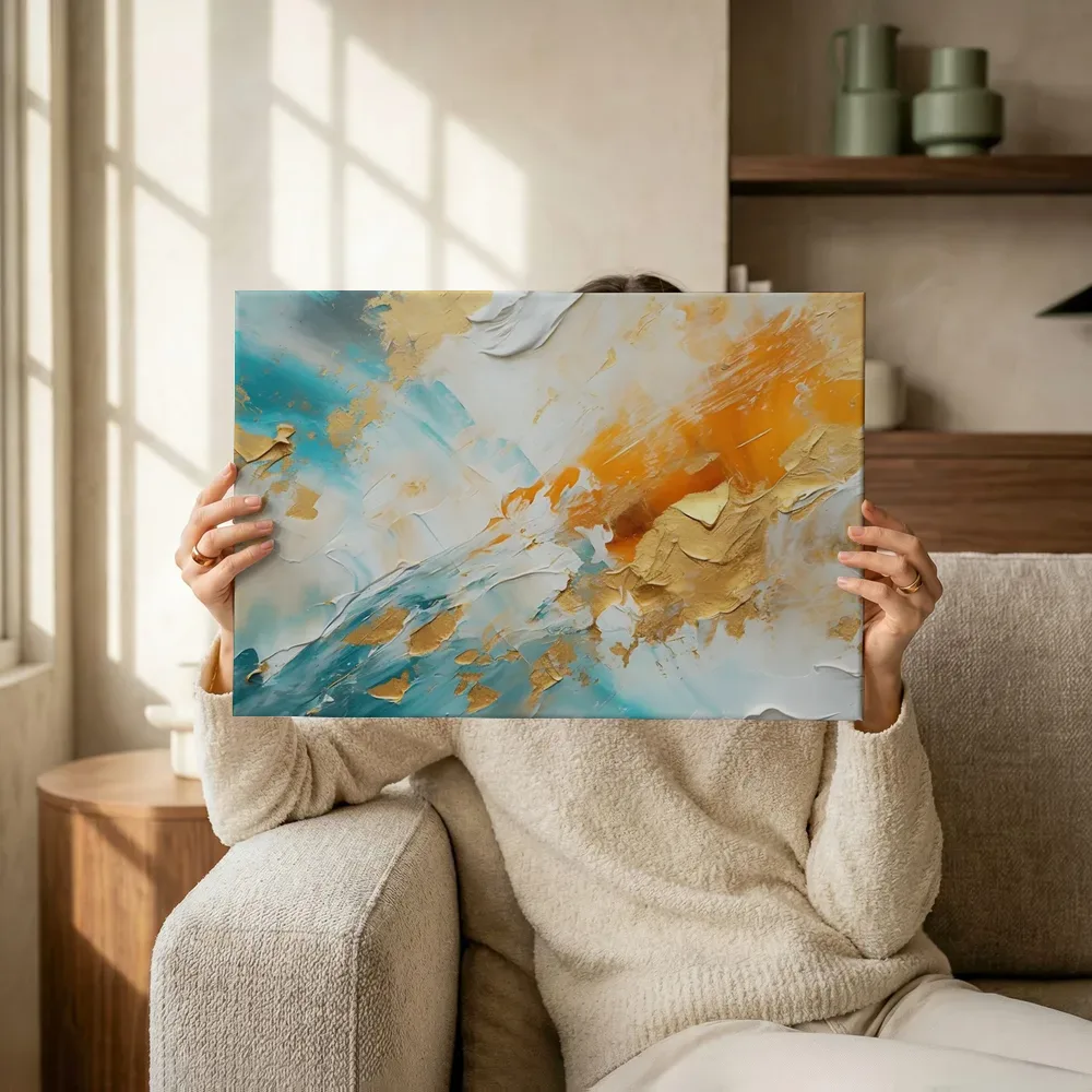 Sfeerimpressie: Blauw-turquoise marmer met gouden adering terwijl het omhoog wordt gehouden