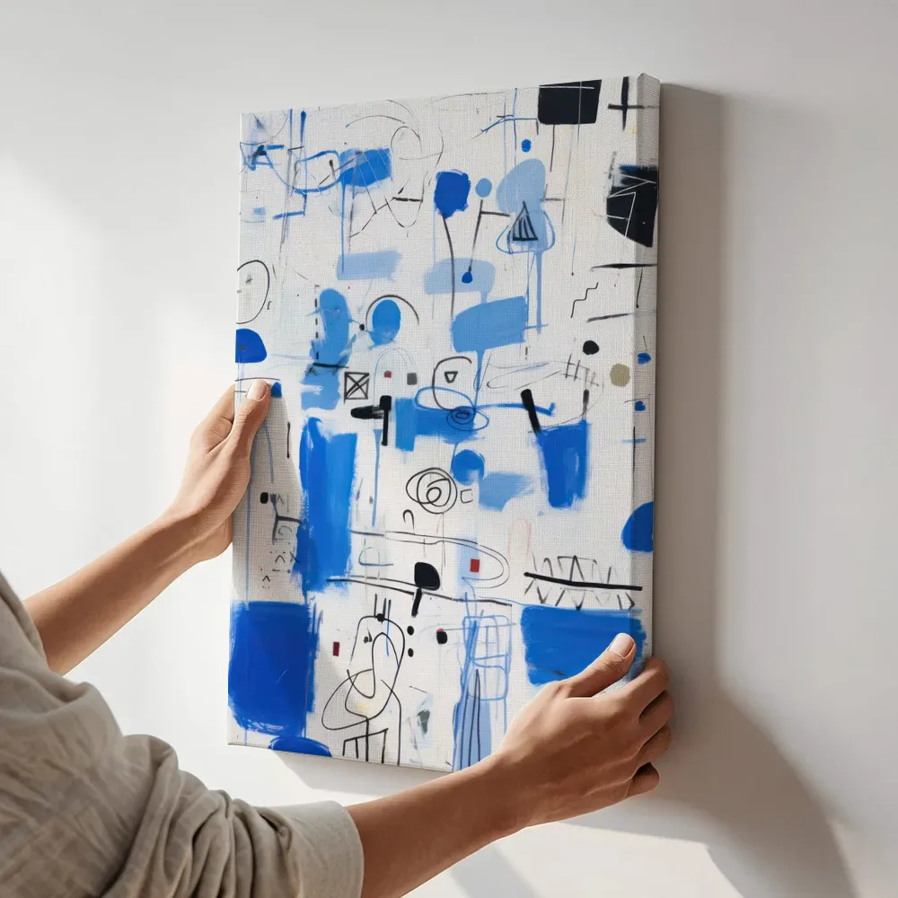 Sfeerimpressie: Blauw-zwarte expressie terwijl het aan de muur wordt gehangen