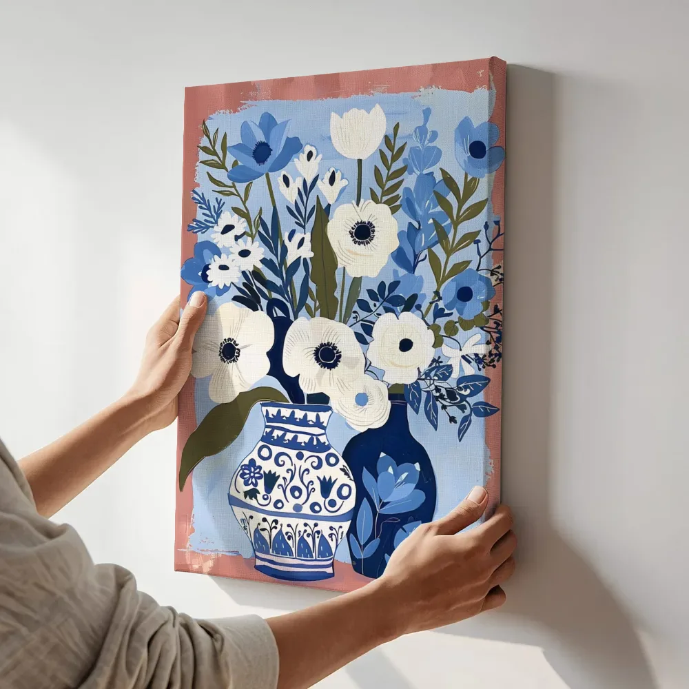 Sfeerimpressie: Blauwe anemonen en tulp in vazen terwijl het aan de muur wordt gehangen