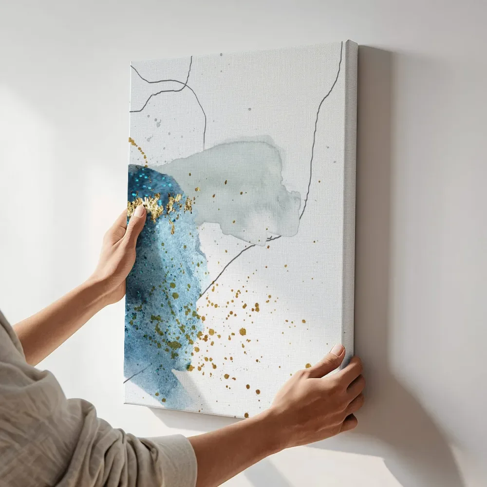 Sfeerimpressie: Blauwe aquarel met gouden spatten terwijl het aan de muur wordt gehangen