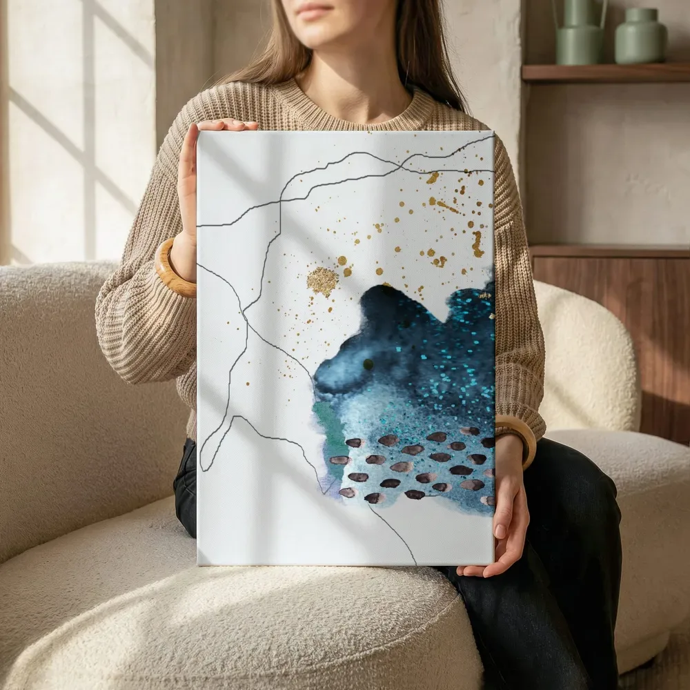 Sfeerimpressie: Blauwe aquarel met kiezels en goud terwijl het zittend wordt getoond