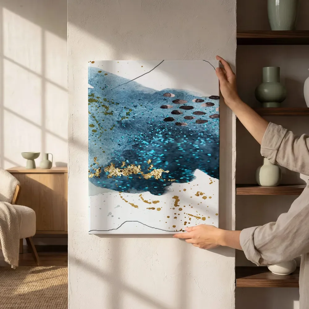 Sfeerimpressie: Blauwe aquarel met kiezelvormen en goudspatten naast de kast