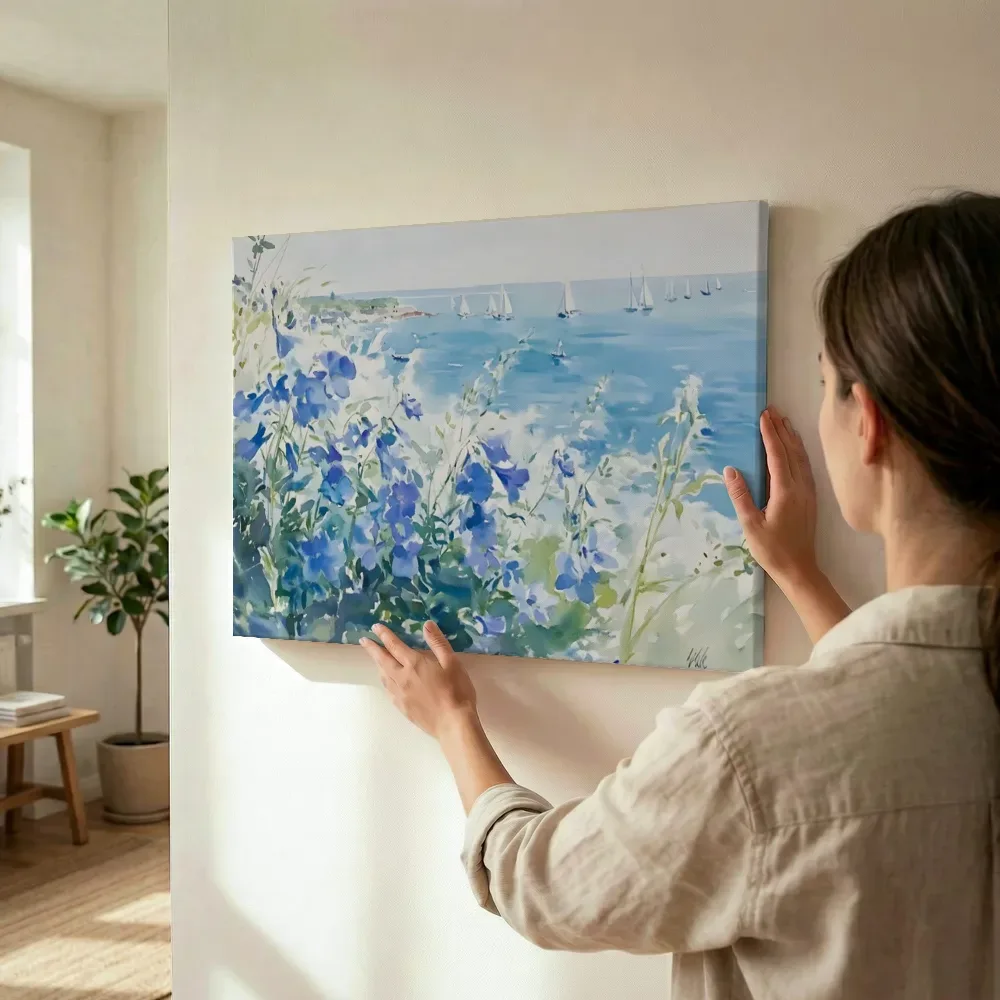 Sfeerimpressie: Blauwe bloemen aan zee terwijl het wordt opgehangen