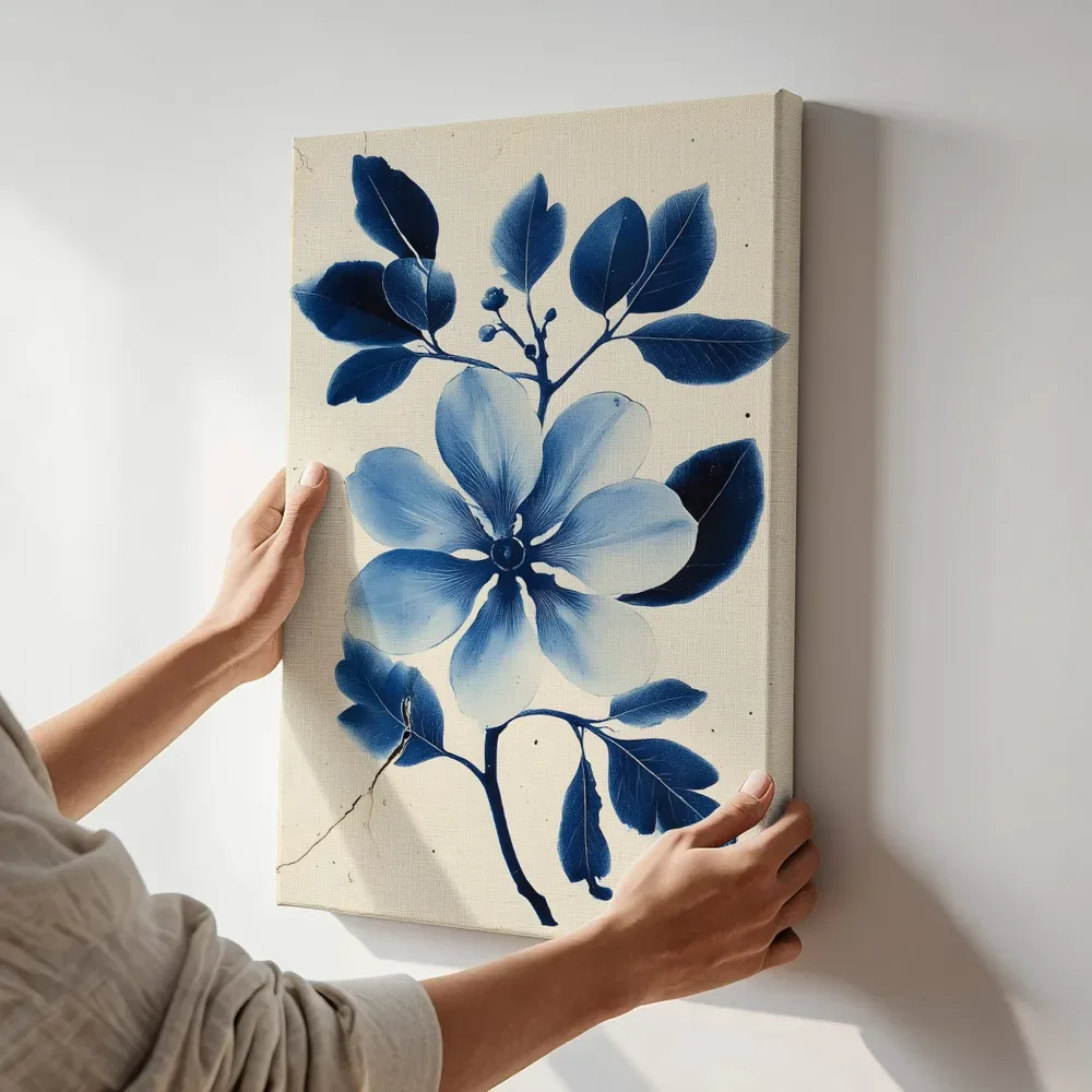 Sfeerimpressie: Blauwe cyanotypie magnolia terwijl het aan de muur wordt gehangen