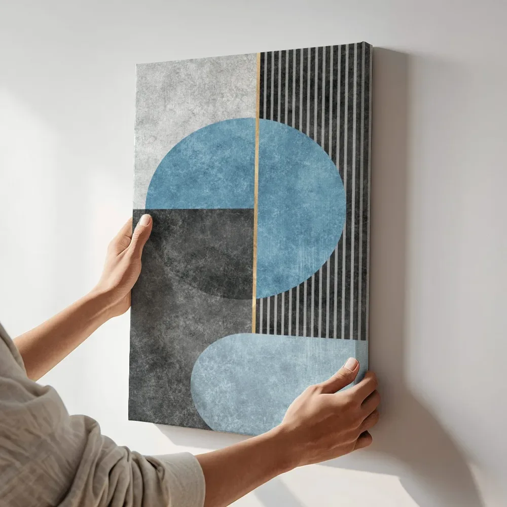 Sfeerimpressie: Blauwe ellipsvormen op grijs terwijl het aan de muur wordt gehangen