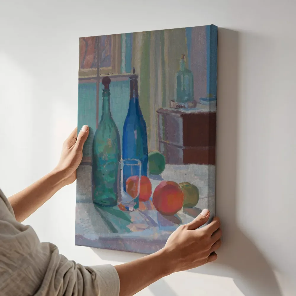 Sfeerimpressie: Blauwe en groene flessen met een sinaasappel van Spencer Gore terwijl het aan de muur wordt gehangen