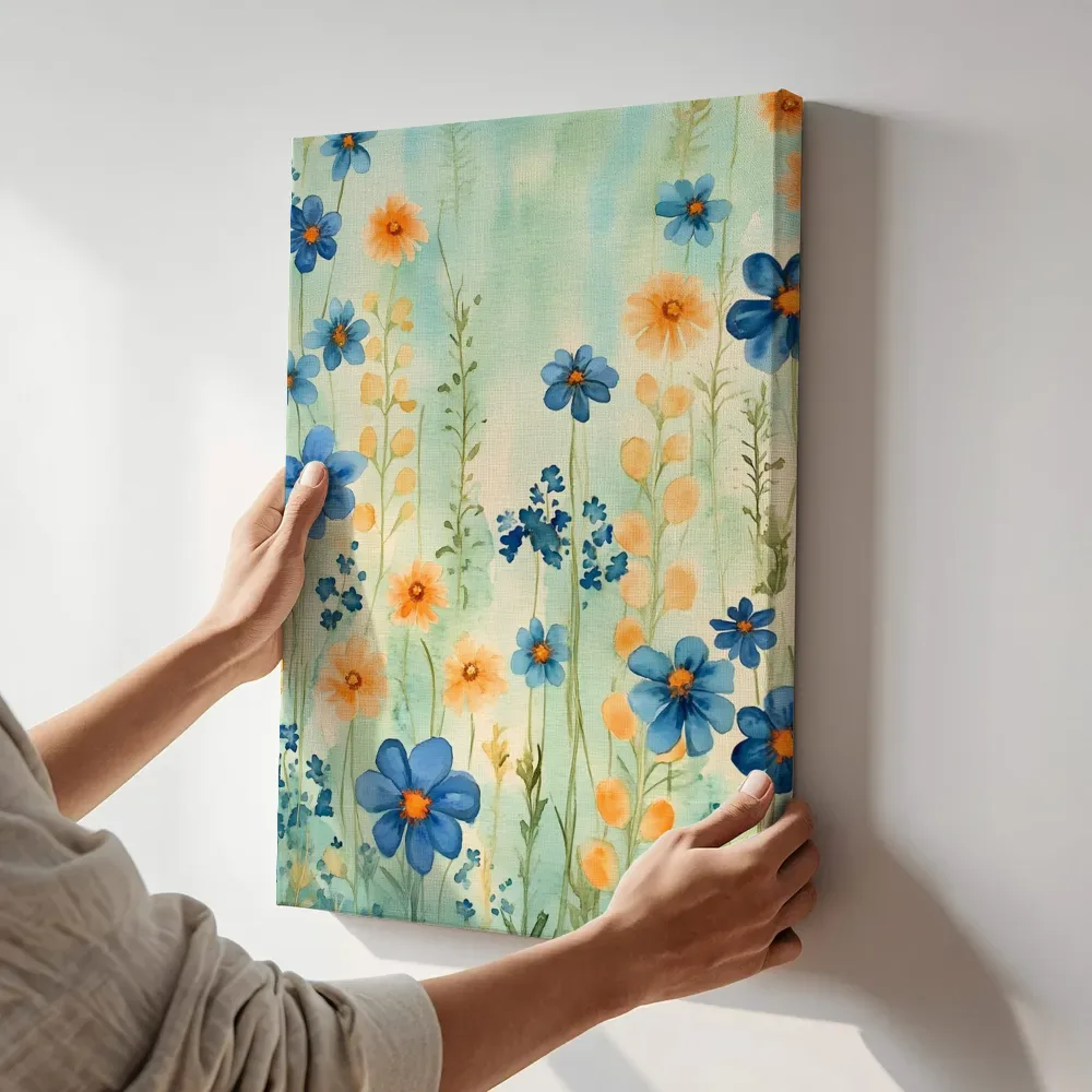 Sfeerimpressie: Veldbloemen in blauw en oranje terwijl het aan de muur wordt gehangen